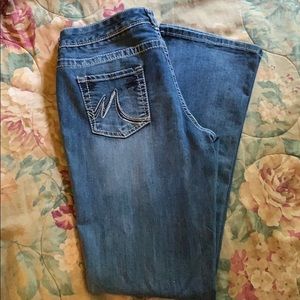 Boot cut — Medium Wash Jeans